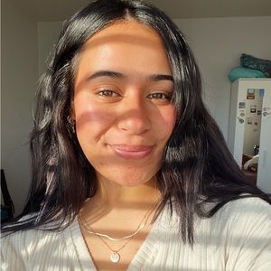 Meet your Posher, Larissa